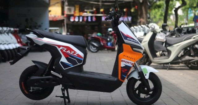 VinFast Flazz Max 'đốn tim' học sinh vì dáng thể thao, đổi pin nhanh, giá từ 12,6 triệu đồng